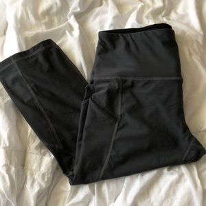 🛍 Grey Capri yoga pants with pockets